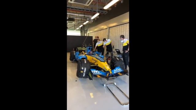 Fernando Alonso driving Renault F1 R25 in Abu Dhabi | AMAZING V10 SOUND смотреть онлайн