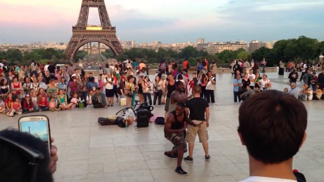 Смешное шоу на площади в Париже (Funny Paris show)