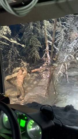 Прорубаем просеку для Бурлака от поваленных деревьев смотреть онлайн