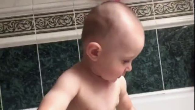 Катя играется с братиком в ванне. Рисуют мелками и брызгаются / Katy playing in the bath смотреть онлайн