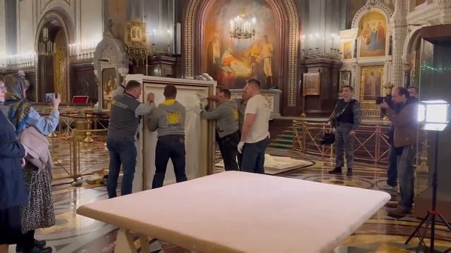 4 июня 2023 г Икона Андрея Рублёва "Святая Троица" привезена в Храм Христа Спасителя в Москве смотреть онлайн