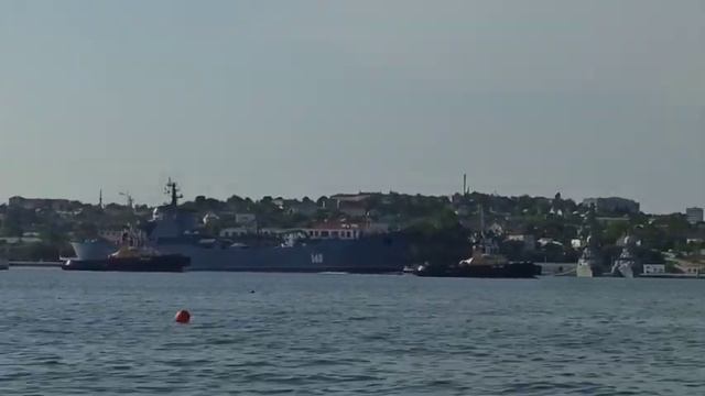 БДК Орск заходит в бухту Севастополя. смотреть онлайн