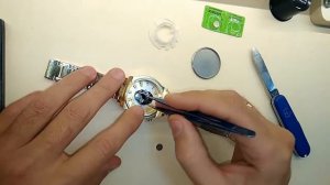 как заменить батарейку в 
 китайских часах