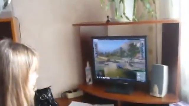 Девушка играет в игру World Of Tanks