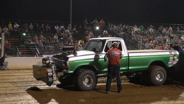 Truck Pulling Lucas Oil Modified 4x4 Trucks In Action At The Buck смотреть онлайн