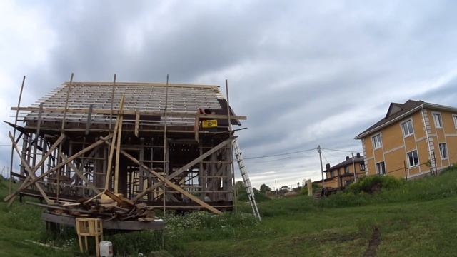 #строимдомсами Строим дом сами май 2020 Крыша из ондулина Часть1 смотреть онлайн