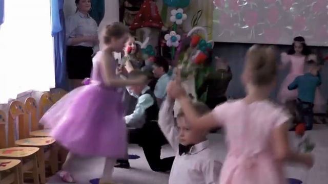 "Вход с цветами на выпускной" Евтодьевой Аллы смотреть онлайн