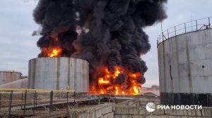 Пожар на нефтебазе в Луганске