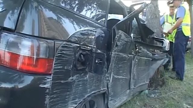 Пьяный лихач снес забор и врезался в машины на стоянке смотреть онлайн