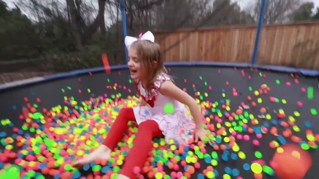 3000 BOUNCY BALLS ON TRAMPOLINE | CHALLENGE WITH JHOUSE VLOGS | Sam & Nia смотреть онлайн