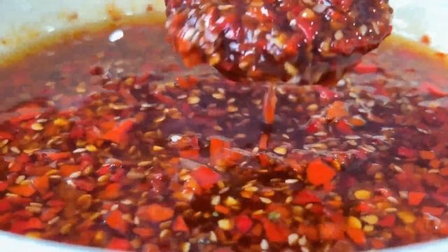 丹丹和霞姐一起喝自酿高粱酒，做香辣藕片下酒，口感脆爽好吃到停不下来【胖手手丹丹】 смотреть онлайн