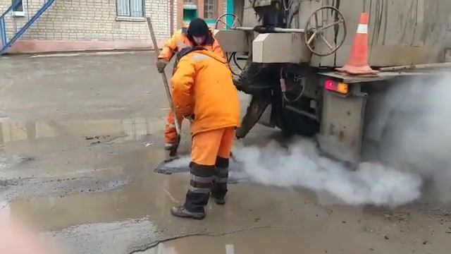 Вот так ремонтируют дороги в г.Волжском Волгоградской области смотреть онлайн