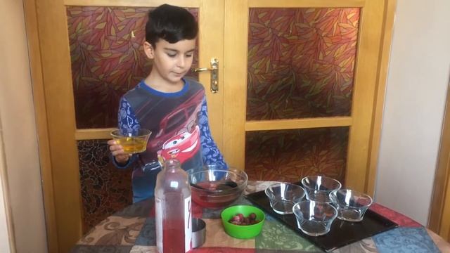 Маленький шеф-повар готовит супер-простой рецепт домашнего желе с фруктами смотреть онлайн