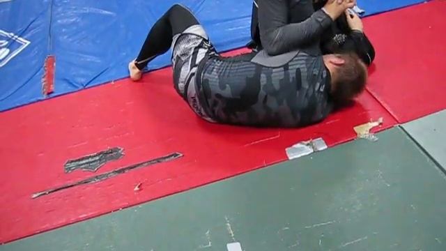 Ущемление сухожилий над локтем, противник на боку. смотреть онлайн