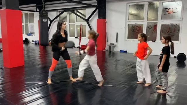 Растяжка. Удары ногами на голову смотреть онлайн