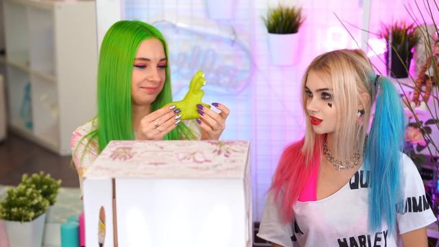 КТО ЛУЧШЕ НАЩУПАЕТ?! РИСУЕМ НА ОЩУПЬ с Лиссой смотреть онлайн