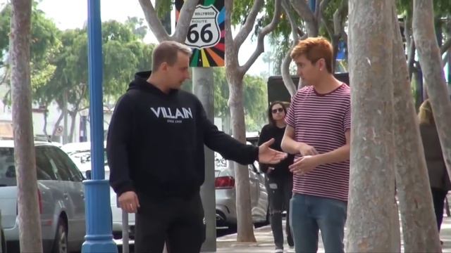 ХВАТАЕТ ПАРНЕЙ ЗА РУКУ (Пранк от Vitalyzdtv) смотреть онлайн