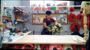 Сборка и упаковка букета с лилиями