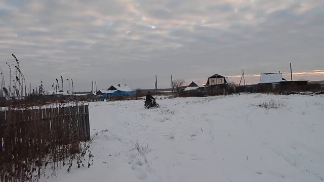 Испытываем возможности мопеда по снегу. смотреть онлайн