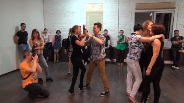 Танец именинника: кизомба с Василием Ляшевым смотреть онлайн