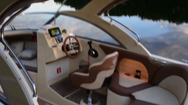 Обзор с пирса двух катеров Enigma® 590 HT (золотистый и серый), в разных комплектациях (1:56 мин) смотреть онлайн