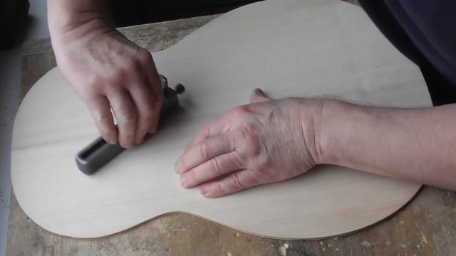 Вырезание резонаторного отверстия в верхней деке(видео №478).