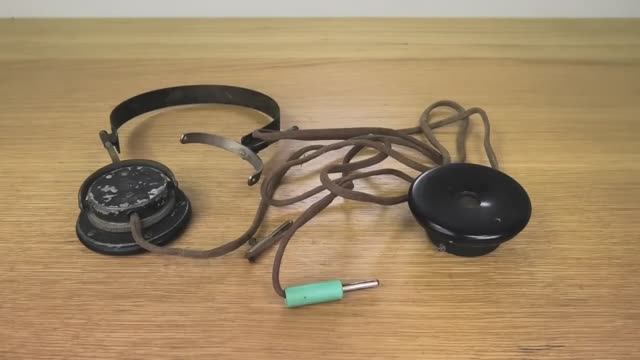 Реставрация старинных сломанных наушнAntique Headphones With Broken Electronics - Restoration (720p)