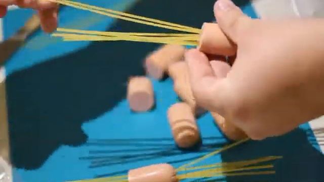 Сосиски, фаршированные спагетти. Кулинарные рецензоры. смотреть онлайн