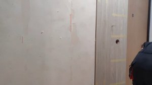 КЛЕИМ ЛАМИНАТ НА СТЕНУ ПО ВЕРТИКАЛИ // БЫСТРО НА КЛЕЙ ПЕНУ ТИТАН 60 СЕК