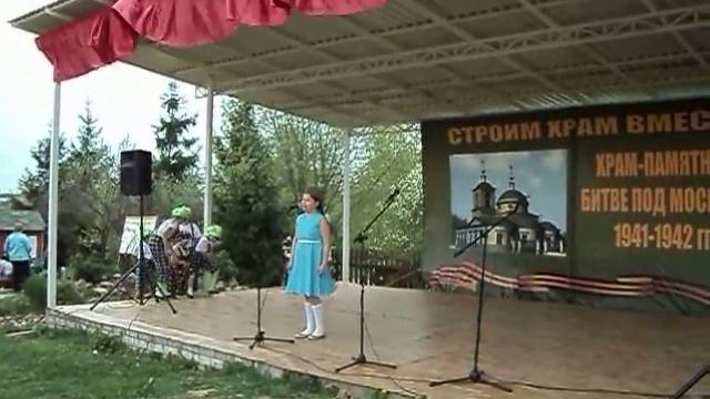 Катюша исполняет песню "Тучи в голубом". смотреть онлайн