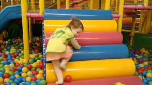 ПОЛИНА ПРОКАЛЫВАЕТ УШИ Первые серёжки и развлечение на детской площадке