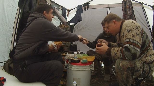 Охота, ночевка в лесу в палатке с печкой, Отдых на природе, Осень смотреть онлайн