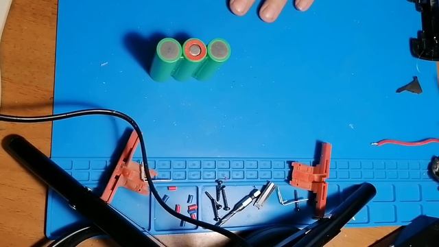Переделка аккумулятора от шуруповёрта Bosch 12 вольт 1.5 а/ч. С Ni-Cd на Li-ion смотреть онлайн