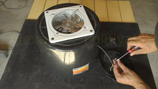 Из ведра кондиционер и увлажнитель воздуха.  Air Conditioner From Two Buckets.