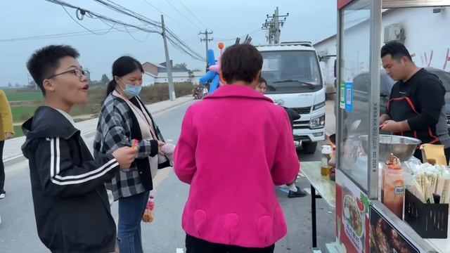 ADIK IPAR JUAL MIE GORENG KUNING DI FESTIVAL DESA CHINA, PEMBELI SAMPAI ANTRI DAN BEREBUTAN MAKAN смотреть онлайн