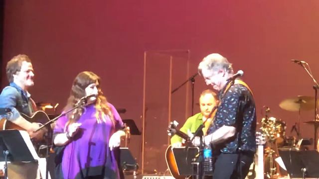 Carnie Wilson, Rob Bonfiglio and John Sebastian perform Did You Ever Have to Make Up Your Mind смотреть онлайн