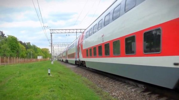 Привет помощнику! Электровоз ЭП20-058 с двухэтажным поездом.