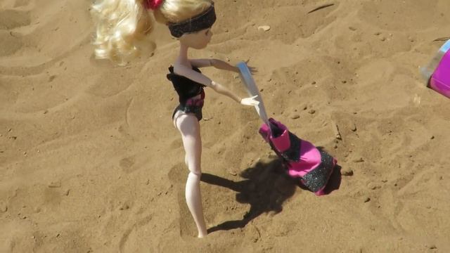 Пляжная история куклы Ever After High на пляже смотреть онлайн