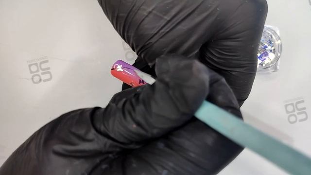 Легкие дизайны гель лаком: Весенний вертикальный градиент с фигурными блестками. смотреть онлайн