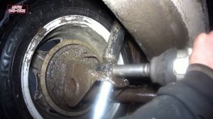 Как открутить болт заднего амортизатора приора ПАМАААГИТЕ???. Своими руками