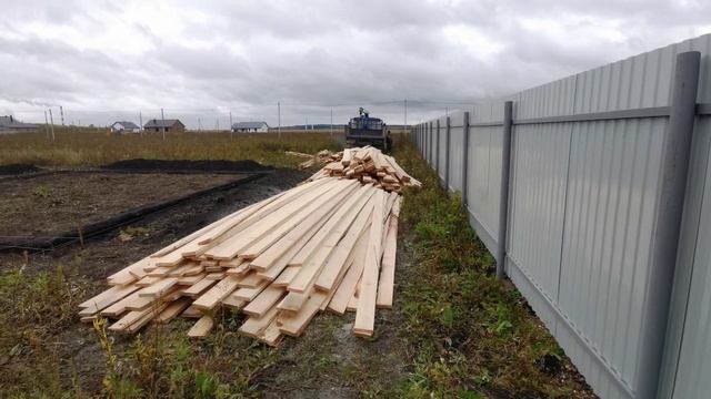 Выгрузили доски. Материал для опалубки прибыл. смотреть онлайн