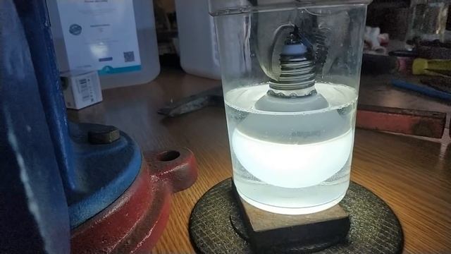 Лампа в эпоксидной смоле, эксперимент. Epoxy lamp, experiment. смотреть онлайн