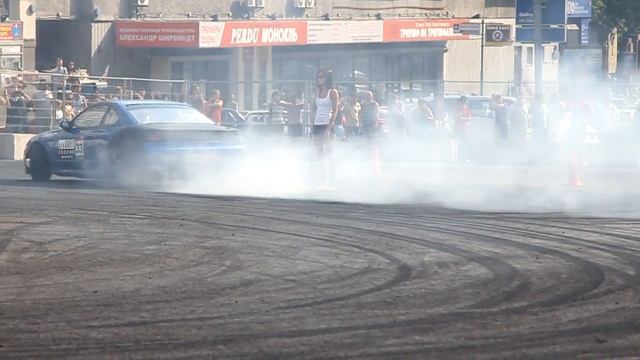 Дрифт вокруг девушки на Nissan Silvia смотреть онлайн