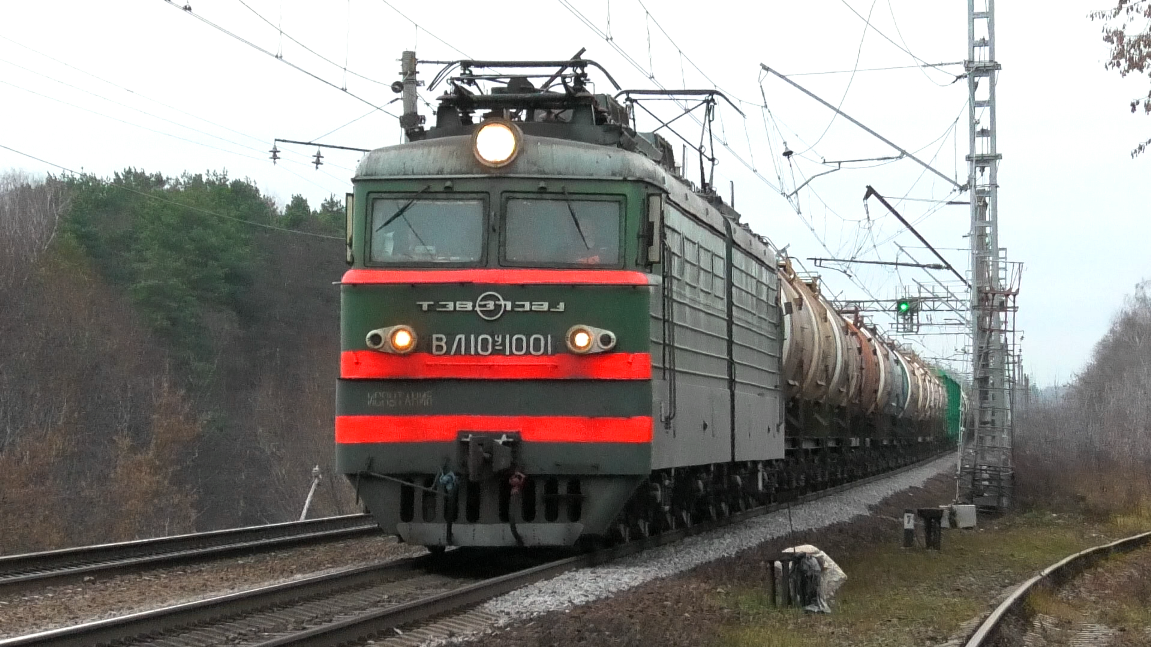 "Зелёный испытуемый" ВЛ10У-1001 с грузовым поездом смотреть онлайн