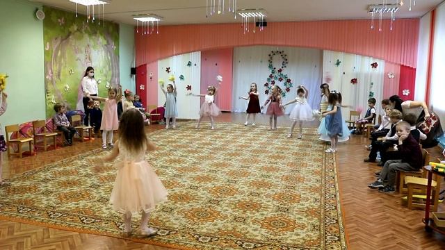 танец с цветами! 8 марта в детском саду смотреть онлайн