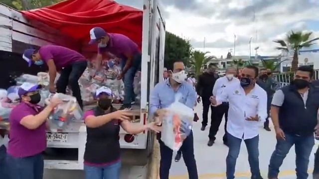 ¿Para la foto? El gobernador priista de Hidalgo Omar Fayad carga despensas tras inundaciones смотреть онлайн