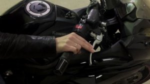 Два пальца на рычагах мотоцикла