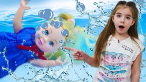 Игры с Барби и Штеффи в дочки матери. Штеффи промокла на прогулке. Видео про игрушки для девочек