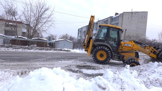Трактор чистит снег #jcb