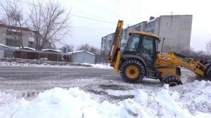 Трактор чистит снег #jcb